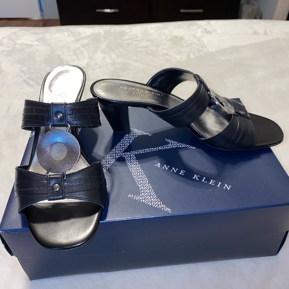 Black Heels - Picture 2 of 2